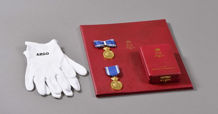 Medalia Custodele Coroanei romane - Membrilor Casei Regale