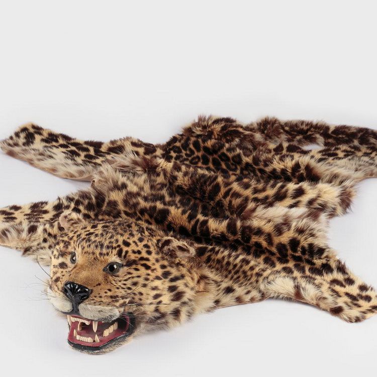 Blana de leopard primita cadou de Ceausescu